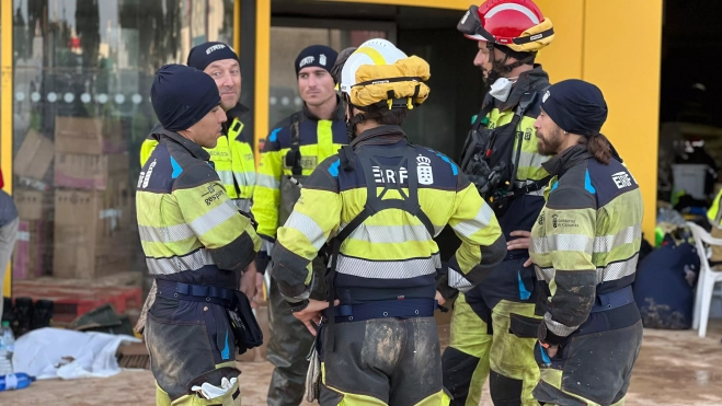 Bomberos canarios dialogan sobre el terreno. / AH