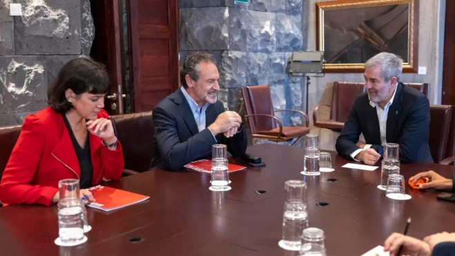  El presidente del Gobierno de Canarias, Fernando Clavijo (d); el director general de Save the Children, Andrés Conde (2i); y la directora de Incidencia Social y Política de la ong, Catalina Perazzo (i). / MIGUEL BARRETO-EFE