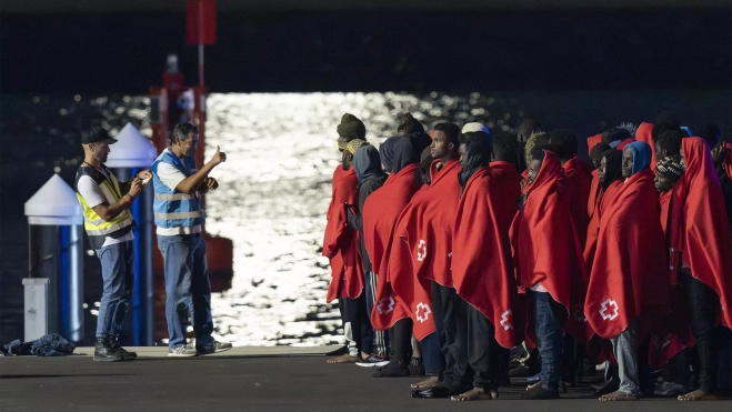 Un grupo de migrantes atiende las instrucciones de personal de Cruz Roja en Lanzarote. / ADRIEL PERDOMO-EFE