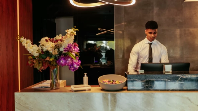 Trabajo vigila de cerca la contratación de fijos discontinuos en hoteles canarios. En la imagen, el recepcionista de un hotel / AH Trabajo vigila de cerca la contratación de fijos discontinuos en hoteles canarios. En la imagen, el recepcionista de un hotel / AH