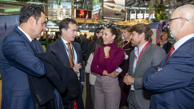 Jessica de León, en el centro, dialoga con representantes de la patronal hotelera y de los turoperadores. / NACHO GONZÁLEZ