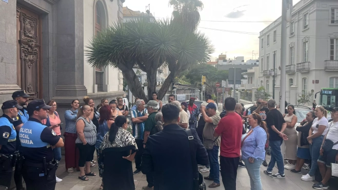 Movilización de los comerciantes del rastro de Santa Cruz de Tenerife / AH / BELA CABRERA