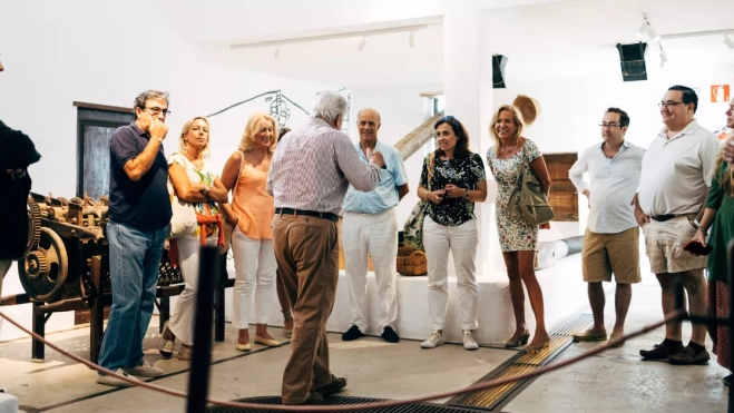 Imagen de una visita guiada en el museo de las bodegas / EL GRIFO