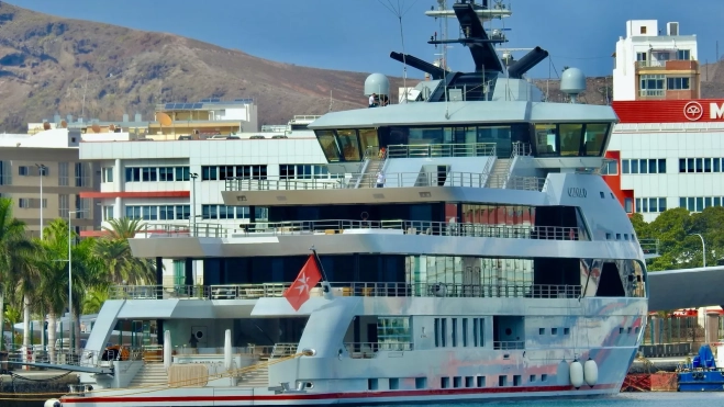 El yate 'Olivia O' visto desde la popa en el Puerto de Las Palmas. / AH