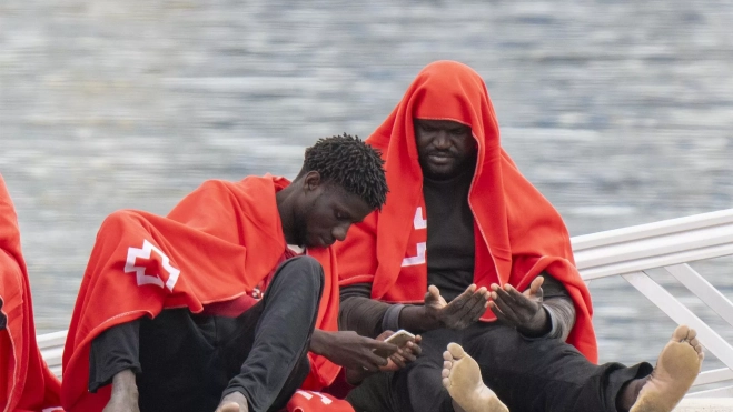 En la imagen, los inmigrantes rescatados por el buque "Salvamar Al Nair", 69 personas de origen subsahariano, a su llegada al puerto de Arrecife, donde fueron atendidos por personal de Cruz Roja. / ADRIEL PERDOMO-EFE