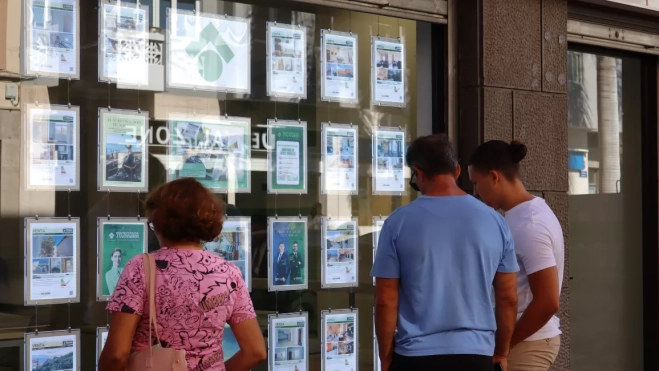 Una familia mira los precios de las vivienda. / ATLÁNTICO HOY