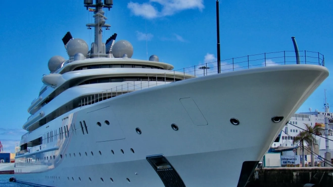 La impresionante proa del megayate 'Opera' en su primera escala en el Puerto de Las Palmas. / NICOLÁS AROCHA La impresionante proa del megayate 'Opera' en su primera escala en el Puerto de Las Palmas. / NICOLÁS AROCHA