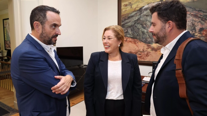 Santiago Gutiérrez, Astrid Pérez y Luis Luque dialogan en los pasillos del Parlamento de Canarias. / AH