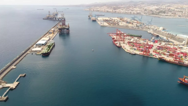 Canal de entrada al Puerto de Las Palmas a través del muelle Reina Sofía, que desemboca en los astilleros de Zamakona y de Astican. / AH Canal de entrada al Puerto de Las Palmas a través del muelle Reina Sofía, que desemboca en los astilleros de Zamakona y de Astican. / AH