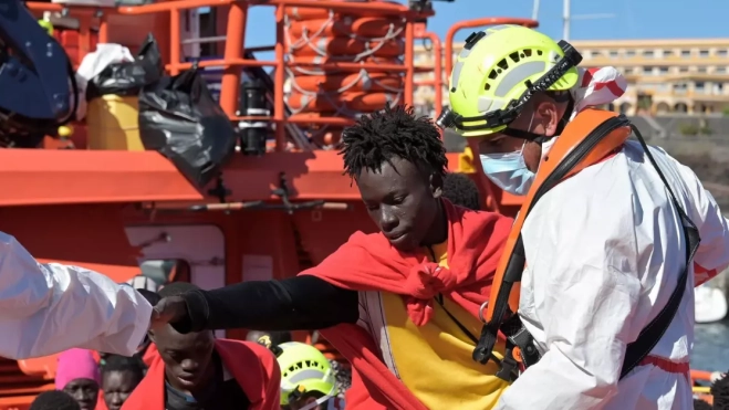 Imagen de la llegada de migrantes a El Hierro. /EFE