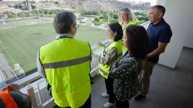 Carolina Darias y Mauricio Roque (de espaldas) presentan las 148 viviendas de Las Rehoyas / AYUNTAMIENTO DE LAS PALMAS