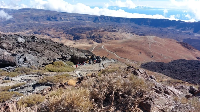 Grupo de 25 personas que desoyó las instrucciones y ascendió al Teide. / EFE-CABILDO DE TENERIFE