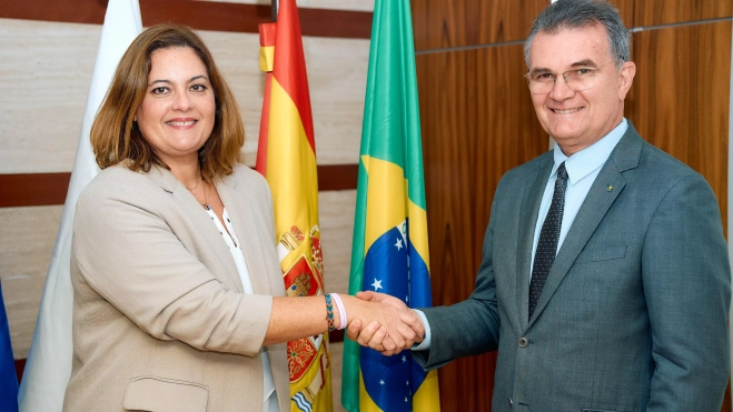 Beatriz Calzada y João Bosco, tras la firma del convenio de colaboración para abrir vías de negocio con Brasil. / AH