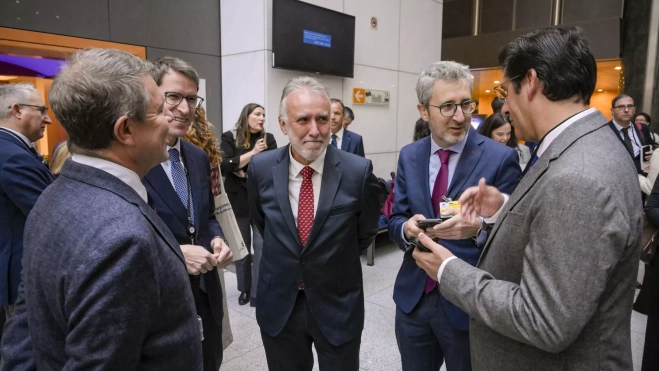 El presidente de la Rioja, Gonzalo Capellán (2i) y el ministro de Política Territorial y Memoria Democrática, Ángel Víctor Torres (c), asisten este miércoles, al Comité de las Regiones en Bruselas (Bélgica). Capellán, ha reclamado este miércoles en Bruselas sensibilidad a las instituciones europeas para que den un mayor margen de maniobra y flexibilidad a las regiones a la hora de invertir los fondos Next Generation. EFE/ European Union / John Thys