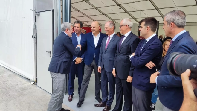 Fernando Clavijo saluda a los socios de Carcanarias en la inauguración de las instalaciones. / AH