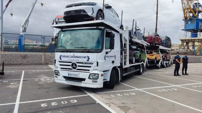 Una 'jardinera' cargada de automóviles en la terminal de Boluda. / AH