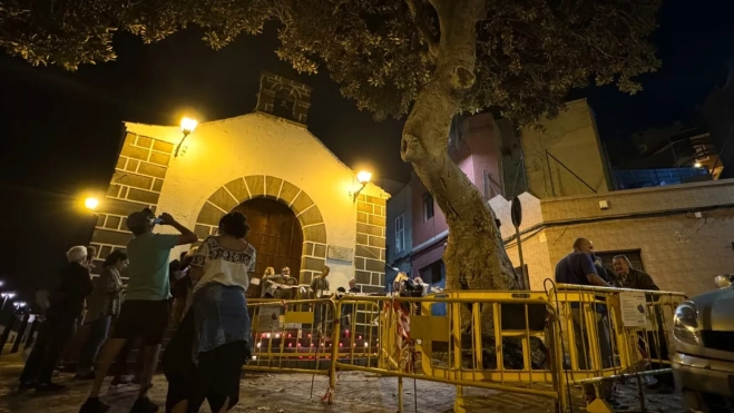 Vigilia bajo el árbol la noche del martes. / AH