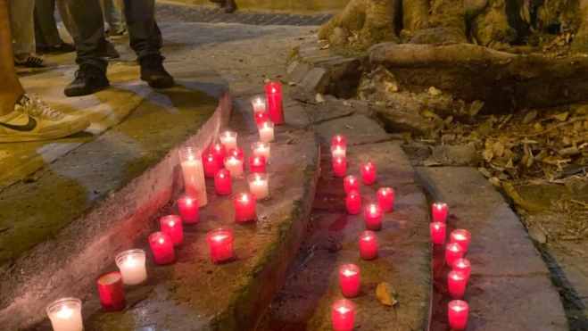 Velas depositadas por los vecinos del Risco en homenaje a su árbol. / AH