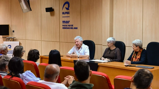 Detalle de las jornadas técnicas organizadas por el Ayuntamiento y la Universidad de Las Palmas de Gran Canaria para debatir el estado actual de la arena de la playa de Las Canteras y su gestión sostenible.