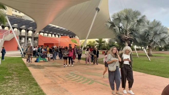 Vecinos en el parque del Estadio Insular antes de celebrar la asamblea ciudadana. / VIGILANTES DE LOS ÁRBOLES