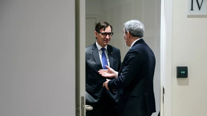 El presidente canario, Fernando Clavijo (d), tras la reunión mantenida en Bruselas con presidente de la Generalitat, Salvador Illa (i). EFEPABLO GARRIGÓS