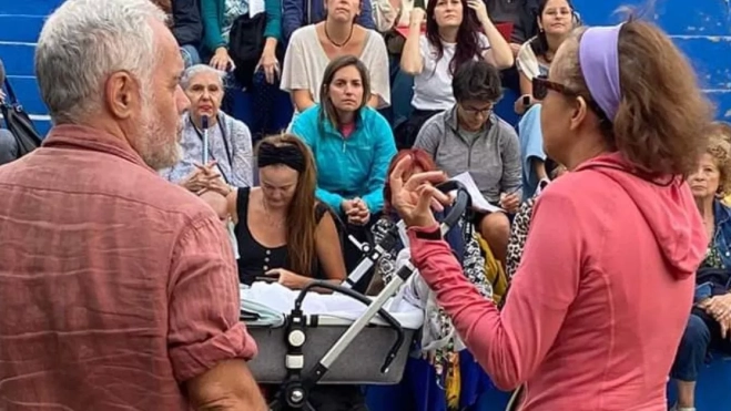 Una intervención durante la asamblea celebrada para salvar el parque del Estadio Insular del Carnaval. / AH