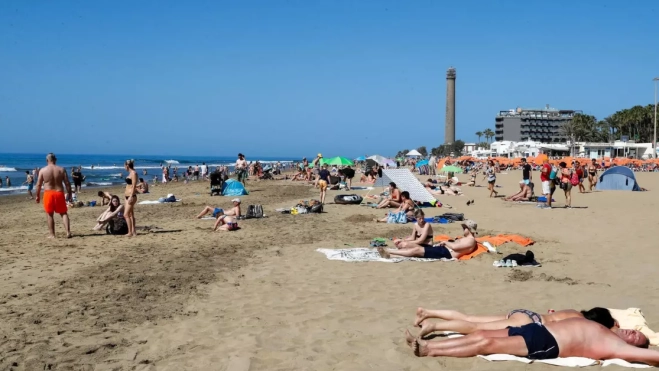 Turistas en Maspalomas / EFE Turistas en Maspalomas / EFE