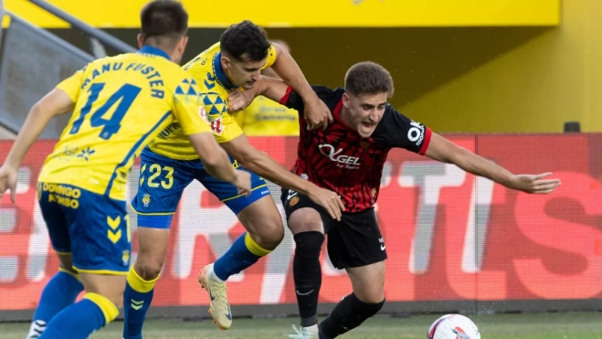 El centrocampista del Mallorca, Robert Navarro, disputa el balón ante el defensa de la UD Las Palmas, Álex MuñozEFE QUIQUE CURBELO