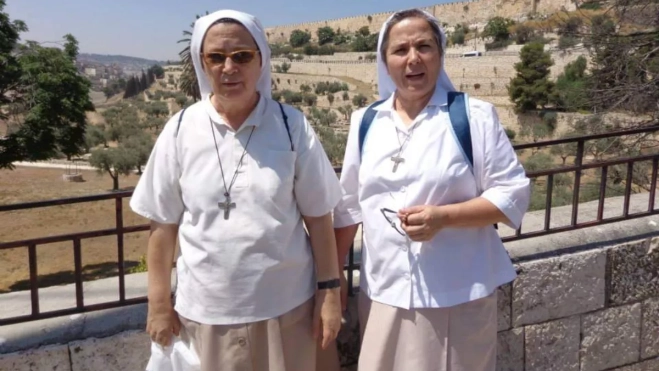 Expedita Pérez, junto a otra misionera, en Jerusalén. / AH