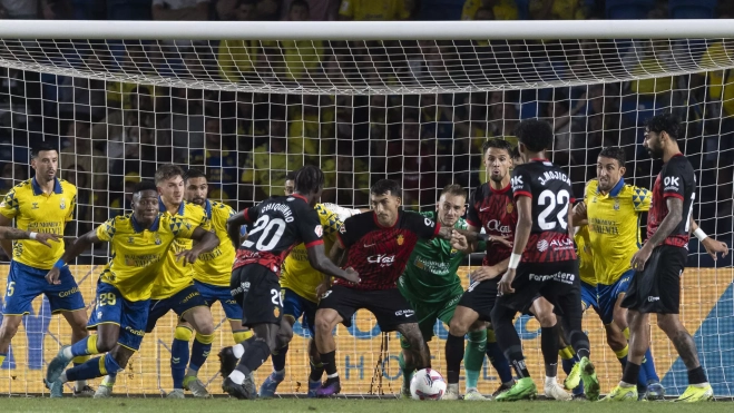 Mojica ejecuta el libre indirecto que supuso el 2-3 en el duelo entre la UD Las Palmas y el RCD Mallorca. / QUIQUE CURBELO-EFE