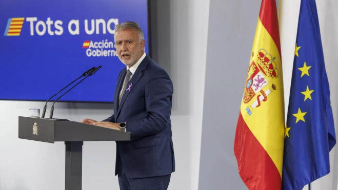 Ángel Victor Torres, durante su comparecencia de este lunes ante los medios de comunicación. / ZIPI ARAGÓN-EFE