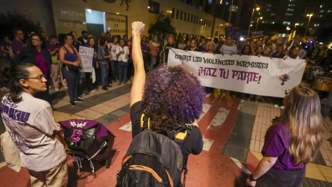 La marcha por el 25N en Las Palmas de Gran Canaria partió desde la sede de Presidencia. / ELVIRA URQUIJO A-EFE