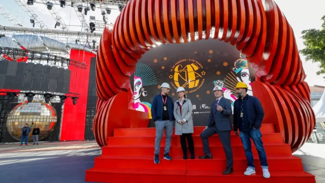 Inmaculada Medina, concejala de Carnaval de Las Palmas de Gran Canaria, en el escenario que celebraba las noches de Studio 54 en el Parque Santa Catalina. / EFE