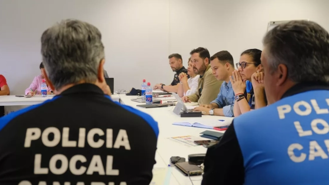 En la imagen, dos agentes de la Policía Local y al fondo, Josué Íñiguez / AYUNTAMIENTO DE LAS PALMAS En la imagen, dos agentes de la Policía Local y al fondo, Josué Íñiguez / AYUNTAMIENTO DE LAS PALMAS