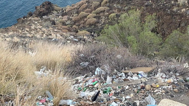 Escombros cayendo por un barranco. / ATLÁNTICO HOY