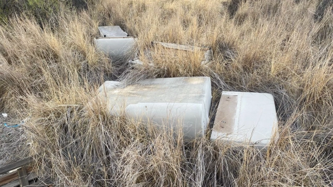 Un sillón abandonado en pleno suelo rústico. / ATLÁNTICO HOY