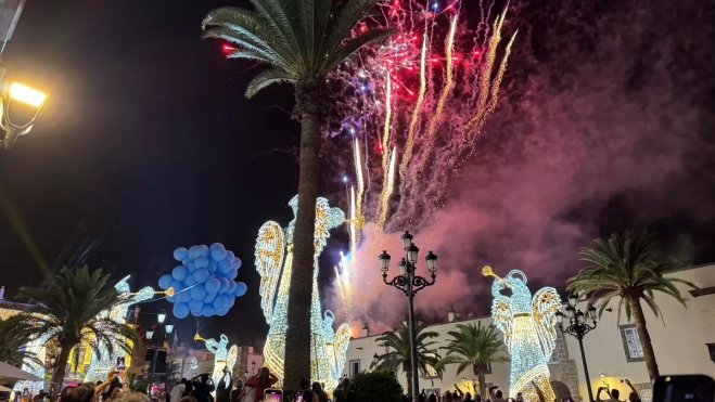 Fuegos artificiales sobre la Plaza de Santa Ana tras el encendido de las luces de Navidad. / AH