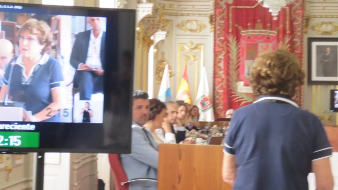 Lola Cabrera, durante su intervención en el pleno municipal. / AH