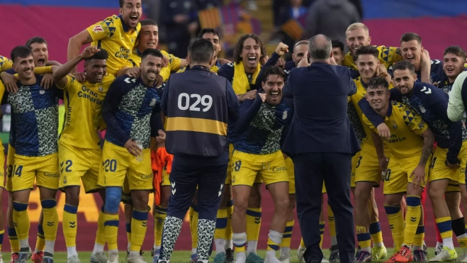 Los jugadores de Las Palmas celebran su victoria ante el Barcelona, tras el partido de LaLiga en el Estadio Olímpico Lluís Companys en Barcelona este sábado. / EFE - Enric Fontcuberta