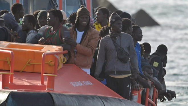 En la imagen, un grupo de migrantes rescatados este fin de semana por Salvamento Marítimo cerca de El Hierro. / GELMERT FINOL-EFE