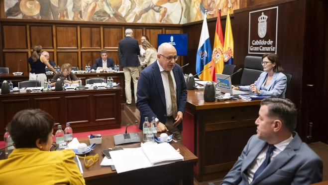 Antonio Morales se dirige a Teodoro Sosa antes de la votación de los presupuestos del Cabildo para 2025. / DAVID DELFOUR-CABILDO GRAN CANARIA