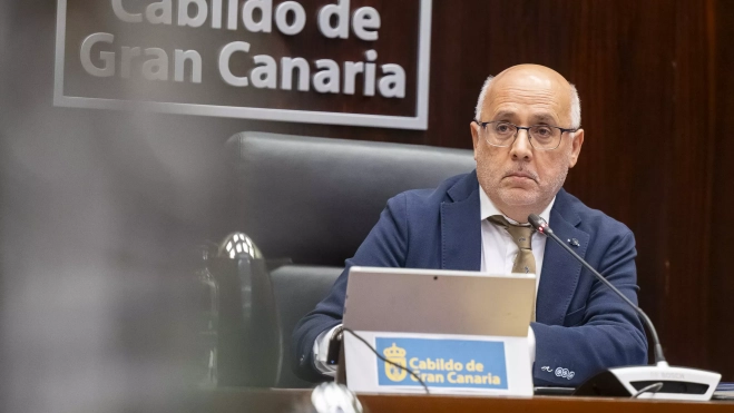 Antonio Morales, presidente del Cabildo de Gran Canaria, durante el pleno que aprobó el presupuesto de 2025 de la corporación. / DAVID DELFOUR-CABILDO GRAN CANARIA