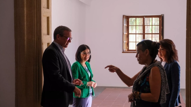 La alcaldesa de Las Palmas de Gran Canaria, Carolina Darias, y el concejal de Planificación, Desarrollo Urbano y Vivienda, Mauricio Roque, visitaron este martes la ermita de Santa Catalina en el Pueblo Canario. / AH La alcaldesa de Las Palmas de Gran Canaria, Carolina Darias, y el concejal de Planificación, Desarrollo Urbano y Vivienda, Mauricio Roque, visitaron este martes la ermita de Santa Catalina en el Pueblo Canario. / AH