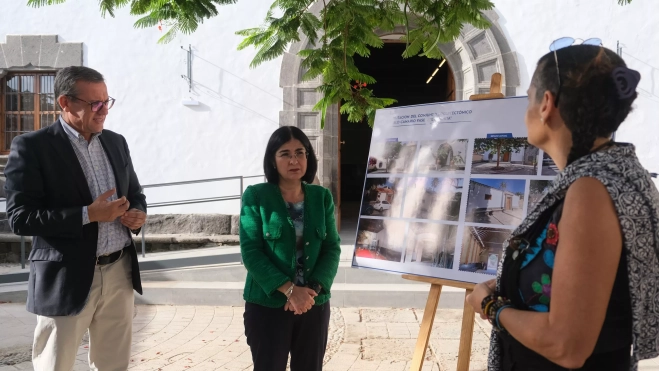 Darias y Roque ven las propuestas para la rehabilitación de la ermita de Santa Catalina y su entorno. / AH Darias y Roque ven las propuestas para la rehabilitación de la ermita de Santa Catalina y su entorno. / AH