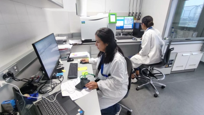 El equipo de laboratorio de Stormalda, que es donde se analizan las muestras del aceite de pescado importado de África. / ATLÁNTICO HOY