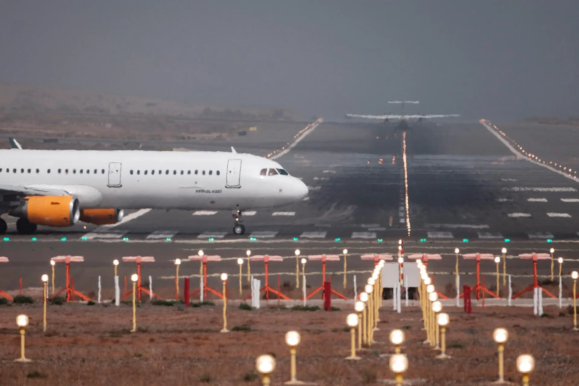 Un avión de pasajeros en la pista de aterrizaje del aeropuerto de Gran Canaria. / EFE - ÁNGEL MEDINA G. Un avión de pasajeros en la pista de aterrizaje del aeropuerto de Gran Canaria. / EFE - ÁNGEL MEDINA G.