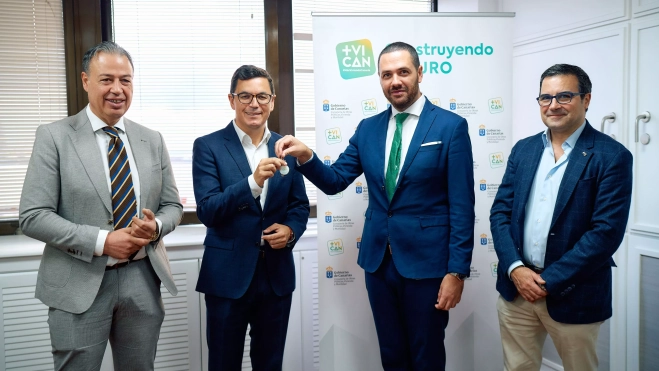 El Gobierno adquiere nueve viviendas del banco malo en Santa Lucía de Tirajana para alquiler social. En la imagen, Pablo Rodríguez, consejero de Obras Públicas, Vivienda y Movilidad del Gobierno de Canarias, recibe las llaves de los inmuebles. / AH