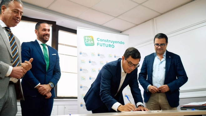 Pablo Rodríguez firma la compra de las viviendas para alquiler social. / AH Pablo Rodríguez firma la compra de las viviendas para alquiler social. / AH