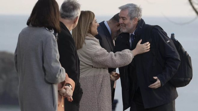 Fernando Clavijo saluda a la presidente de Cantabria, María José Sáenz de Buruaga ante la presencia del ministro de Política Territorial, Ángel Víctor Torres. / ROMÁN G. AGUILERA-EFE 