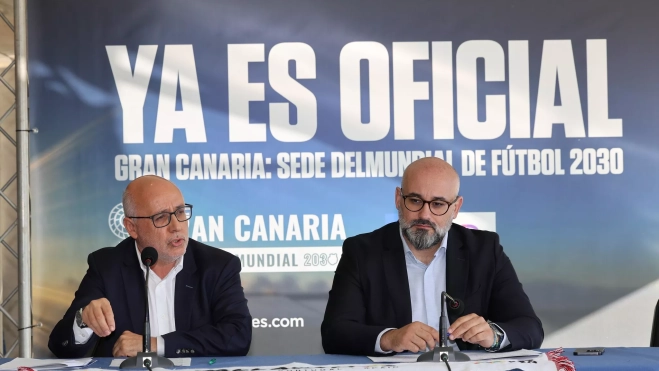 Antonio Morales, presidente del Cabildo, y Aridany Romero, consejero de Deportes del Cabildo grancanario recalcan que “el Mundial 2030 nos permite mostrar al mundo quiénes somos y lo que somos capaces de ofrecer”. / AH 